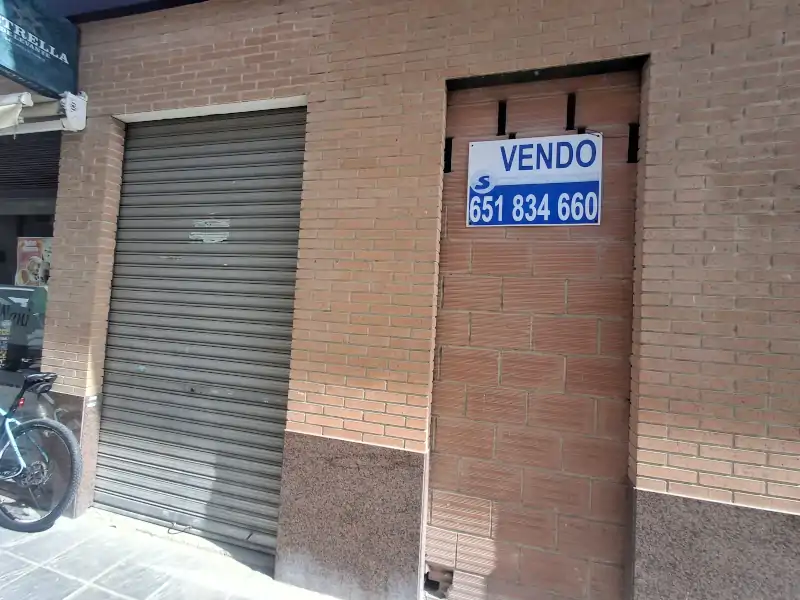 Local en venta, calle Monseñor Espinosa 30